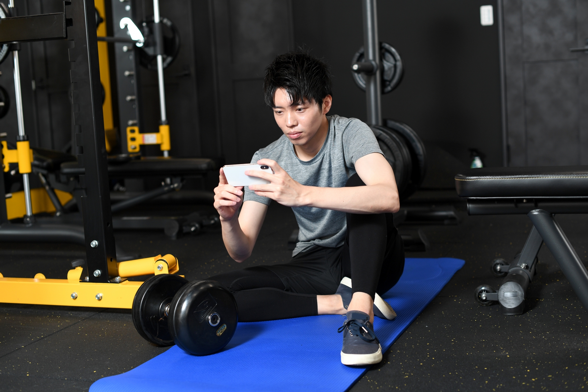 筋肉がつかない悪習慣　筋トレしながらスマホを触る