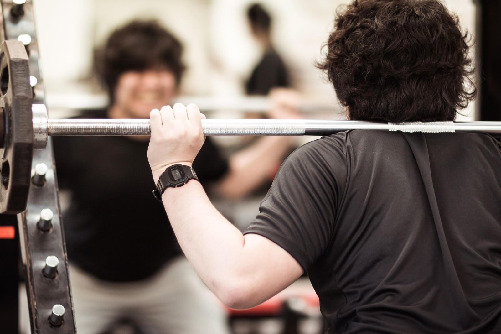 ダイエットでスクワットしている男性