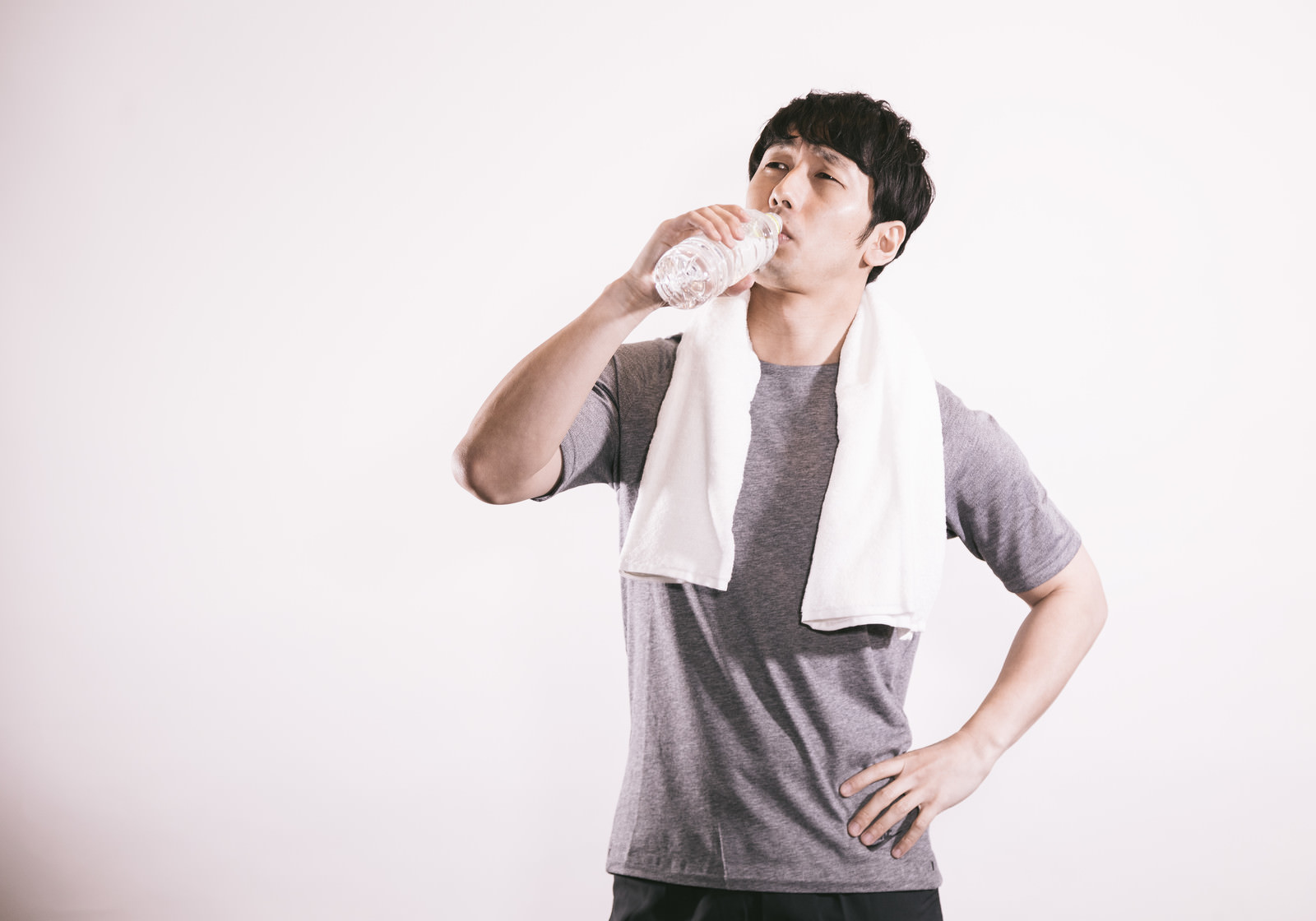 運動中に水分補給する男性