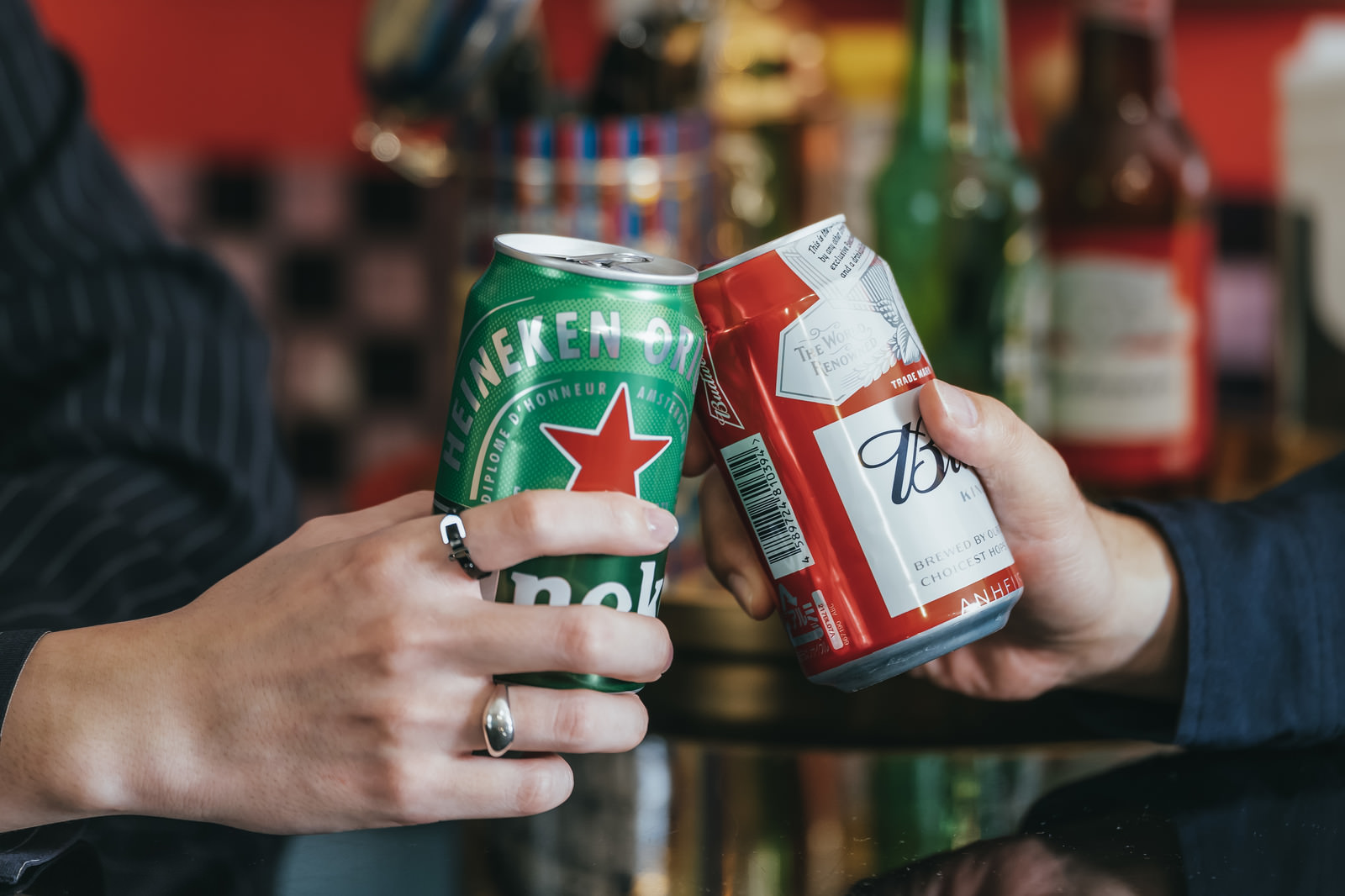 缶ビールで乾杯