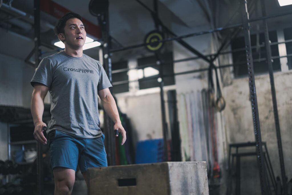 ジムで運動している中年男性