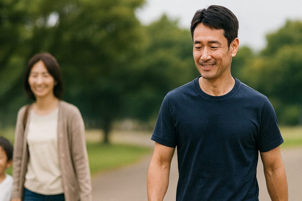家族と公園を散歩している笑顔の中年男性