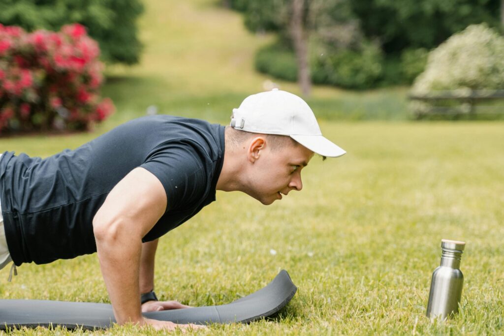 屋外で腕立て伏せをしている男性